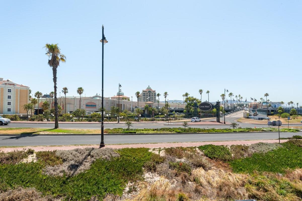 Urban Oasis For Two In Century City- By Canal Walk Apartment *